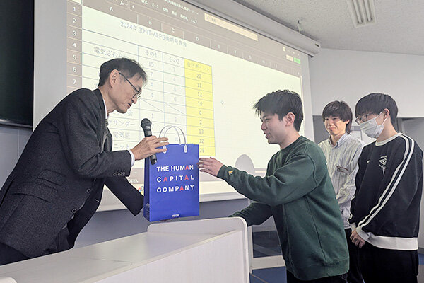 投票を行い1位と2位のチームに賞品が贈られた