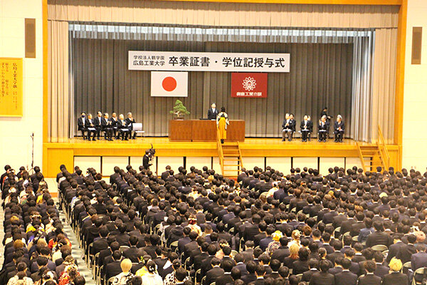 式の様子は、コロナ禍で定着したオンライン配信でも届けられた