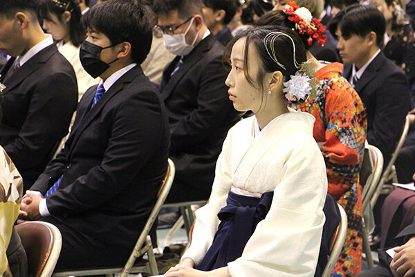 晴れやかな面持ちで式に参列する学生たち