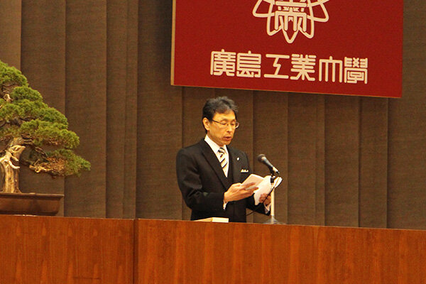 「本学のパーパスに掲げる『未来の、その先をつくる。』を実現できる人になってほしい」と長坂学長