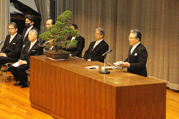 「大学で培った力を糧に、新しい時代を切り開いてほしい」と鶴理事長・総長