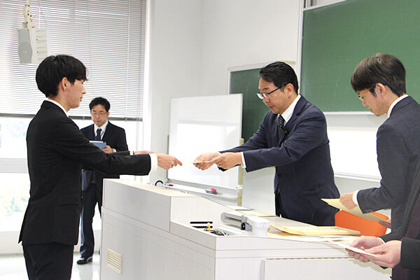 地球環境学科では、一人ひとりに卒業証書を手渡した