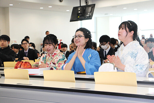 卒業生は互いにエールを送った