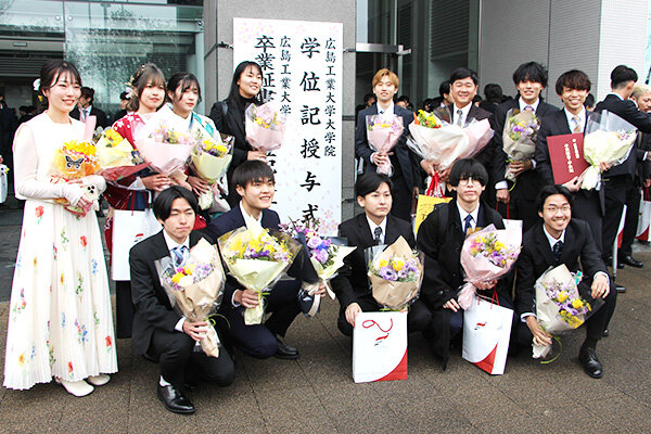 後輩が花束を贈るのは、建築デザイン学科・杉田ゼミの伝統