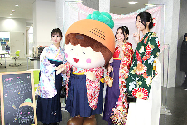 JCDセンター マスコットキャラクターのキャロミも袴姿で学生たちを見送った