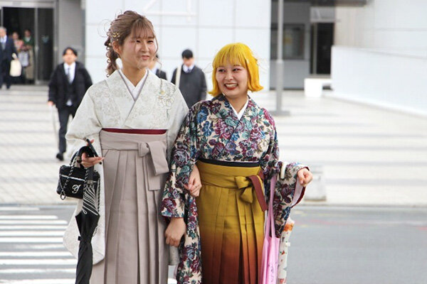 卒業式の最後に、友人と一緒にキャンパスを歩いた