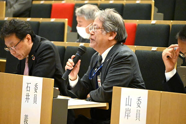 発表の後には質疑応答の時間が設けられ、さまざまな角度から活動を検証した