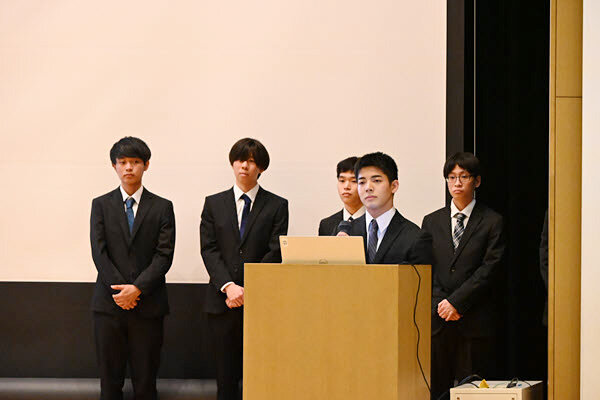 8チームが活動したHIT-ALPs、12月に学内で行ったイルミネーション点灯も好評だった