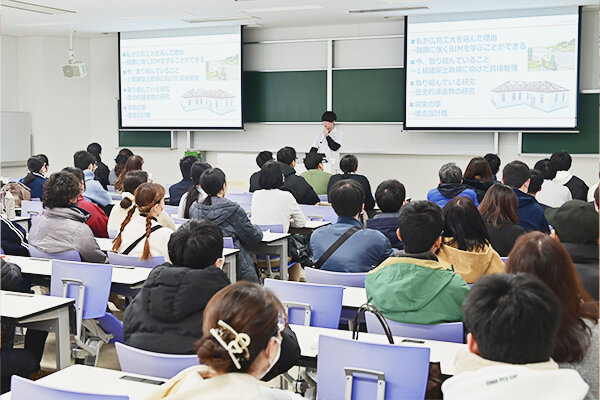 全体説明会は学生が担当。大学全体の紹介に加え、自分が本学を選んだ理由や研究内容、将来の夢などを語った 