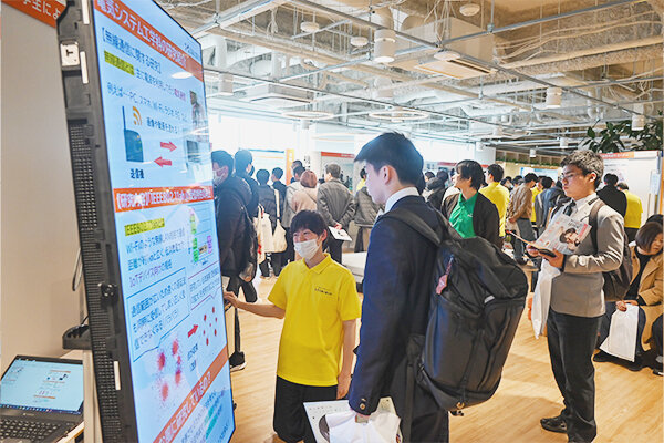 少しでも興味のある分野の話を気軽に聞けるよう、 1つのフロアにさまざまな分野のブースを設置