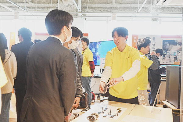 研究内容を説明する学生に、高校生が熱心に質問する姿も多く見られた 