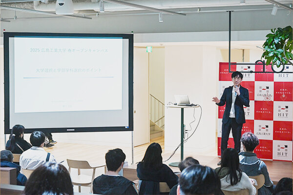 　「入試動向徹底解説」では株式会社教育情報マネジメント代表取締役で進学アドバイザーの蔵下克哉さんが登壇 