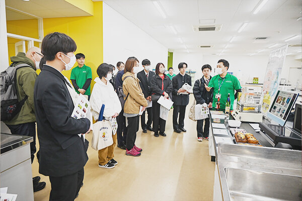 食品の発酵を促す酵母の可能性について熱く語る杉山先生 