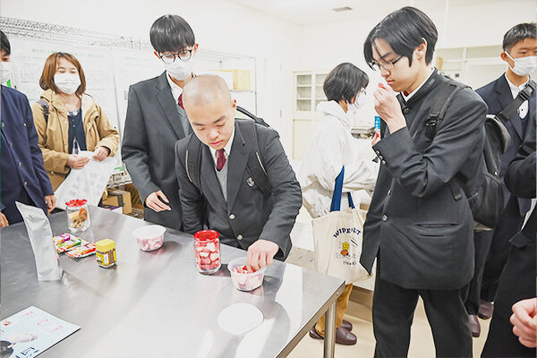 本学の設備でフリーズドライ加工したイチゴ。試食しながら香りや触感、味を確かめる参加者 