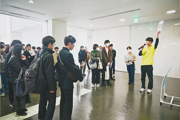 学内見学ツアーでは600人収容のデネブホールや学食、教育学習支援センターなど、主にキャンパスライフを体験できる施設を紹介 