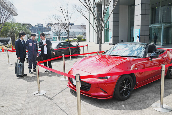 自動車部は実際にサーキットで走らせている車を展示 