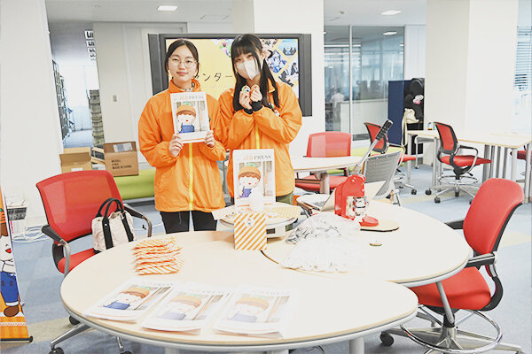 女子学生の活動を支援するJCDセンターのブースでは、活動を紹介する冊子やオリジナル缶バッジをプレゼント 