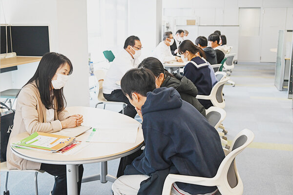 「なんでも相談会」のブースには、入試や学費、奨学金、就職などに関するたくさんの質問が寄せられた 