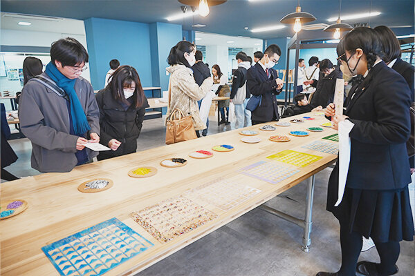 参加者には、レーザーカッターで切り出し、UVプリンターで文字入れしたアクリルパーツから好きな色を選んで組み合わせるキーボルダーをプレゼント 