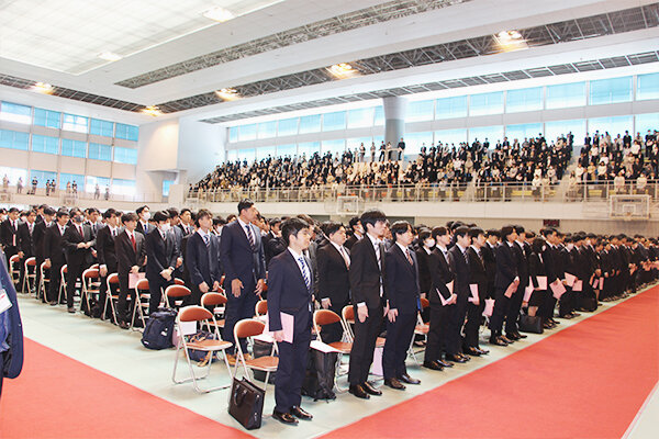 式の様子は、コロナ禍で定着したオンライン配信でも届けられた