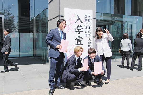 家族や友人と一緒に記念撮影