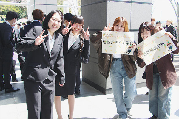 在学生が新入生に積極的に声をかける場面も