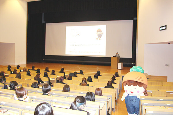 デネブホールでは、女子学生向けにJCDセンター説明会が実施された