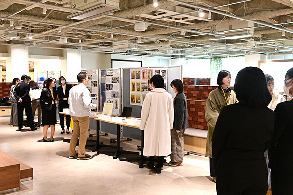 ポスターセッションはお互いの活動を知る機会に。活動や役割などについて話合い盛り上がっていた