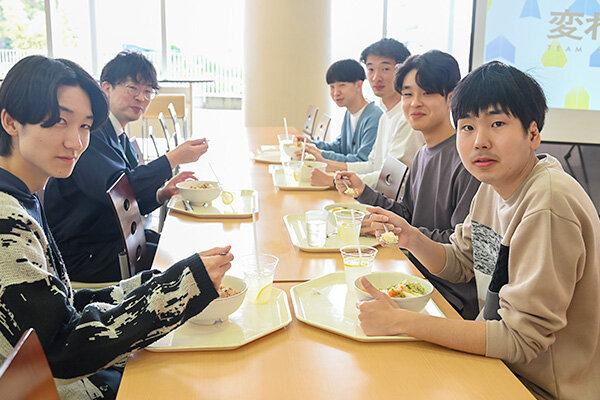 協賛企業の方と学生がともに食事を楽しむ姿も見られた