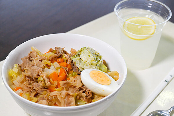 県内産の旬の食材を皮つきのまま薄く切って使い、フードマイレージ（食品輸送にかかる環境負荷）やフードロスを削減