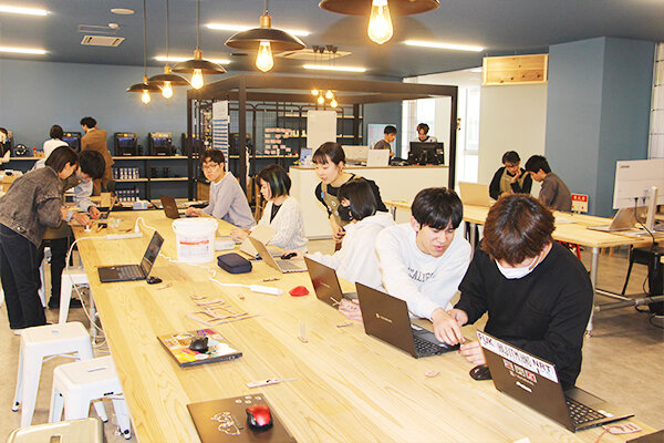 Fab Labを体験しようと、たくさんの学生が参加した