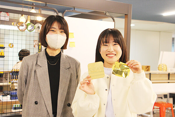 箔をはがすと、きれいな模様に！