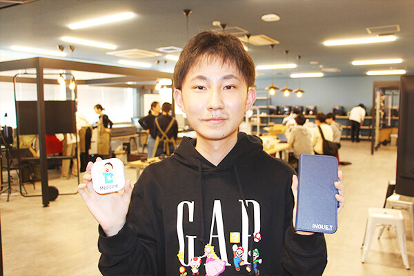 体験した井上さん、自身の苗字をスマホケースに印字した 
