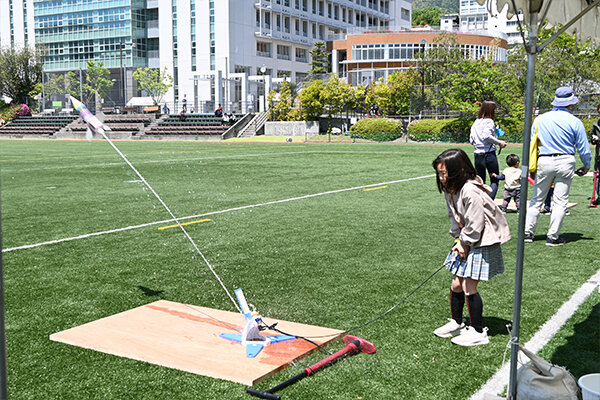 毎年大人気のペットボトルロケット。遠くまで飛んだかな？