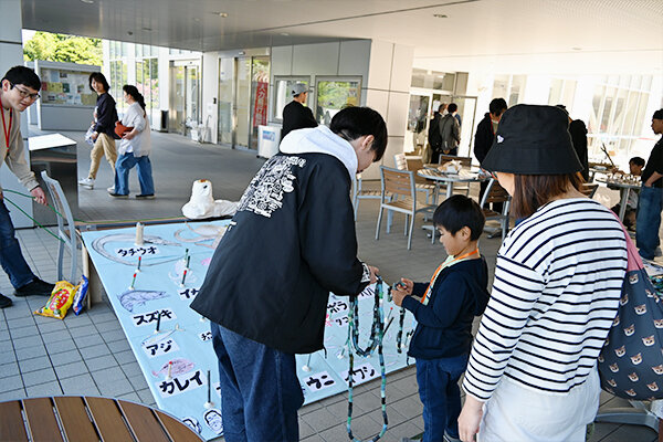 地球環境学科は海で拾ったものを使った4種類のゲームを用意。遊びながら環境問題について知る機会に