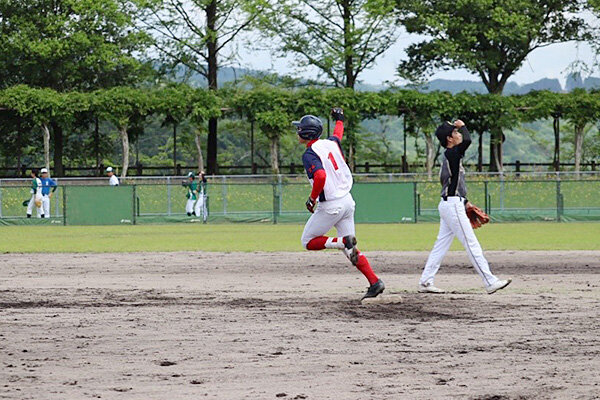 決勝ホームランを放ち、ダイヤモンドを一周する瞬間