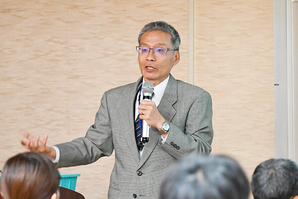「極端に高い商品を置き、安価な類似品の購入を促す」「買いだめを落ち着かせるため、商品でいっぱいの倉庫の映像を流す」などの事例を紹介