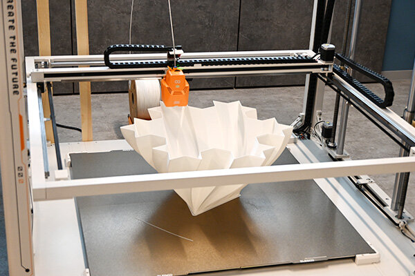 学生が自由に使える3Dプリンターは10台以上、室内用大型3Dプリンターも設置