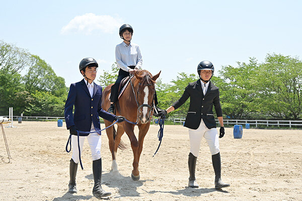 馬術部員が乗馬体験をサポート