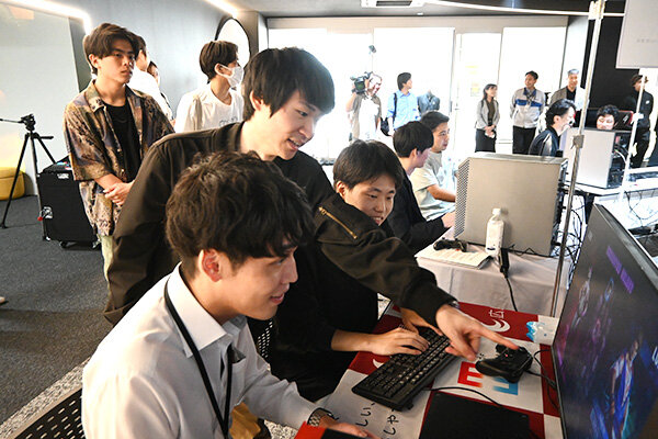 初めてesportsに挑戦した人も。学生は初心者のフォローや機材トラブルの対応にもあたる