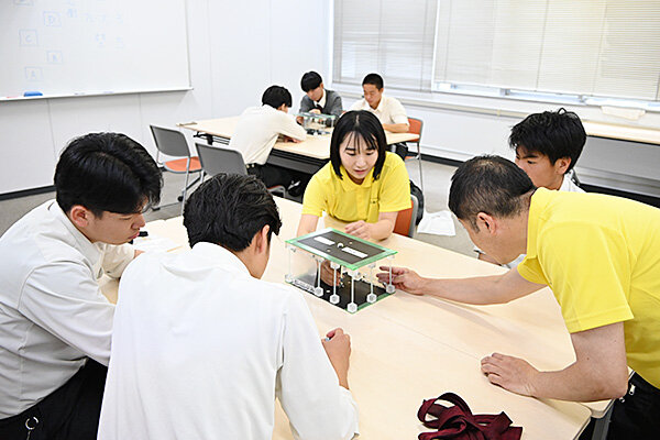 建築工学科では自ら設計した構造模型を制作。振動台を使って強度を確認した