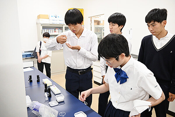 食健康科学科では、乳糖の分解について説明し、実際に甘さの違いを舌で体感してもらった