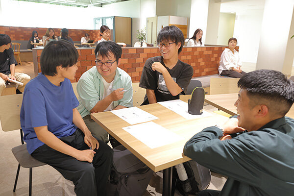 学生トリオのチーム名を一緒に考えるまついさん