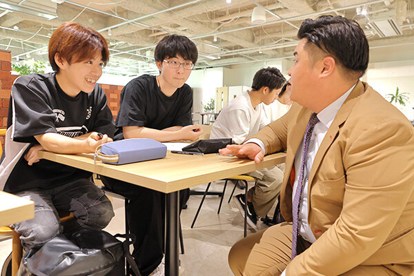 ひできさんのアドバイスに耳を傾ける学生コンビ