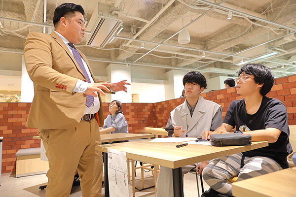 アイデア出しのヒントを伝えるひできさん