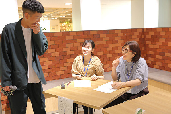 女性職員コンビのアイデアに「いいですね！」と好反応