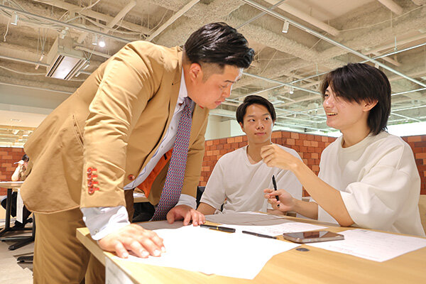 アイデアを楽しそうに話す学生コンビ