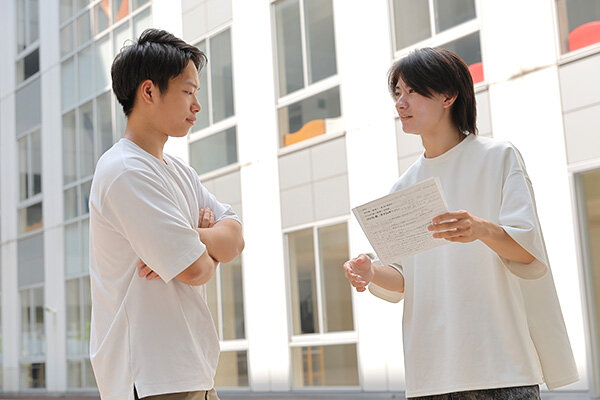 場所を変えてネタ合わせをする学生コンビ