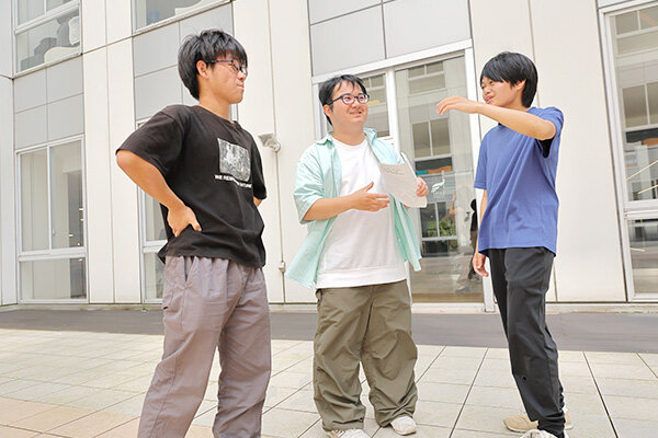 身振り手振りも交え流れを確認する様子