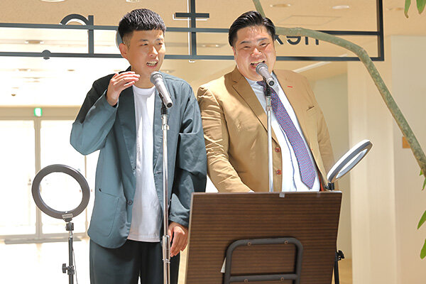 参加者のネタに講評を述べるお二人